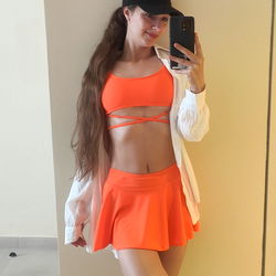 Pragtige Model in Rood – OnlyFans Inspirasie!