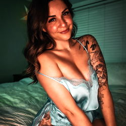 Pragtige Vrou in Stoele Suiting met Sensuele Slegte Detaille