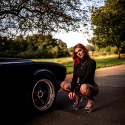 Pragtige Vrouelike Model in Swart Outaardige Sjef in Engelse Omgeewing