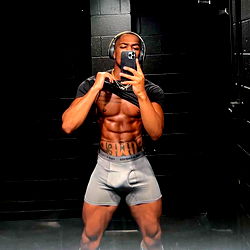 Spectakulêre Manlikheid: 'Dallas Micheal' in 'n Sexy Pose