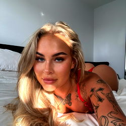 Pragtige Model in Bed - Ali-rose se Sensuele Skoonheid