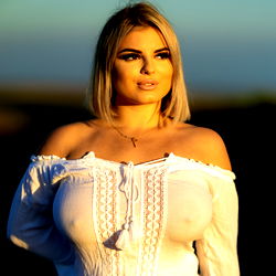 Pragtige Model in Wit Romperd – OnlyFans Inspirasie