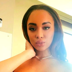 Pragtige Vroue – Mya Lashaun in 'n Sensuele Geskenk