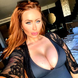 Pragtige Vrou in Swart Ensuiet - OnlyFans Model Kaitlyn 😈💦