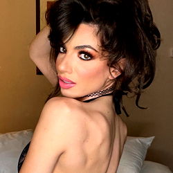 Pragtige Vrouelike Model - Darcie Dolce se Verleentheid