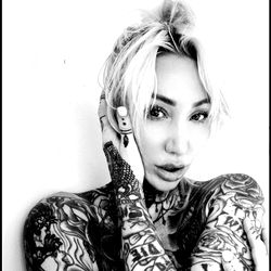 Pragtige Model met Impressiewe Tattoo's – 'Paris Viper'