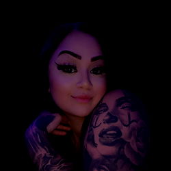 Pragtige Model met Versierde Tattoo's - April Bigcannons