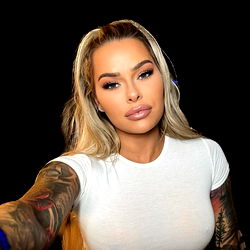 Pragtige Vrou met Impressiewe Tattoos - OnlyFans Model