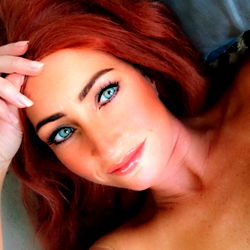 Pragtige Vrou met Rooibare Haare - OnlyFans Model