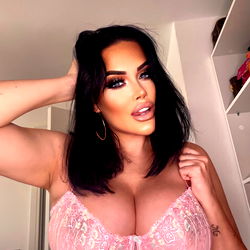 Pragtige Model in Lusky Rood – Onvergeeflik Sensueel!