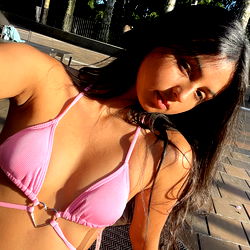 Pragtige Model in 'n Rooiband – 'n Unieke Geskenk