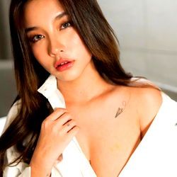 Pragtige Vrouelike Model Iris 🐉 in 'n Sensuele Posisie