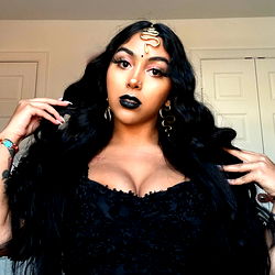 Pragtige Model met Lange, Swart Haare – Ontdek Queen V💫