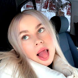 Pragtige Vrouelike Model in Sweets – Ontdek Ronja🤍