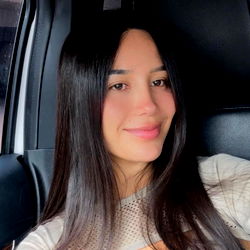 Pragtige Vrouelike Model in 'n Glamoureuse Opstelling