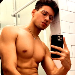 Geselle Model in Nieu-York: 'ryxxx' se Sensuele Uitbeelding