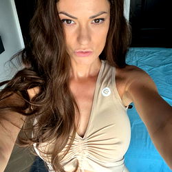 Pragtige Model in Stroopkleurige Romper – OnlyFans Ster!