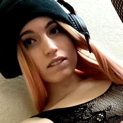 Pragtige Vrouelike Model - MaddieTwT se Nuutste Foto's