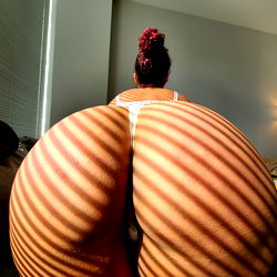 Sensuele vrou in die lig van die donker