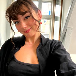 Pragtige Vroulike Model in 'n Los Blouse