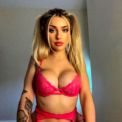 Pragtige vrou in skaar in die sirkel