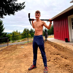 Pragtige jong man in stewiga gestreepte klere