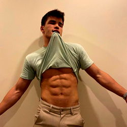 Gespierde Man Model in Geskenkdruk