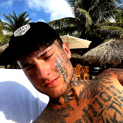 Pragtige Model met Impressiewe Tattoo's - Bekyk Hier