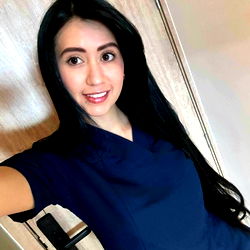 Pragtige Vrouelike Model in Donkerblouer – OnlyFans