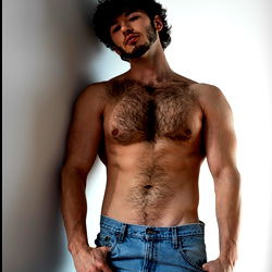 Matous Man in Vol Uitsnyding - 'n Sensuele Pre