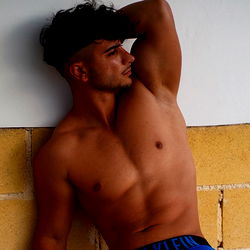 Enorme Skouspelagtige Man in 'n Stadswaterpark