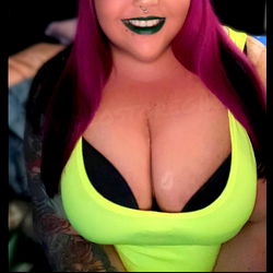 Pragtige Vroulike Model in Groen - OnlyFans Inspirasie