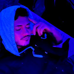 Pragtige Model in Donker Kleure - Eastwood100