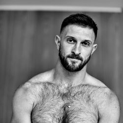 Pragtige Manlike Model in 'n Gooi