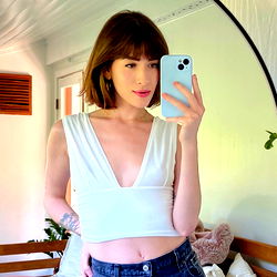 Pragtige Model in 'n Lig Gesepte Top – 'n Unieke Persoonlikheid