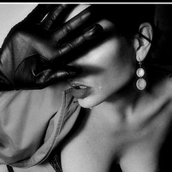 Pragtige Vroulike Model in Duispelende Duispel in Parys