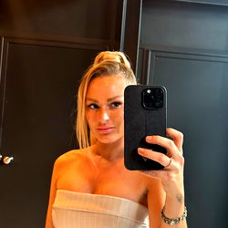 Pragtige Model in 'n Stunning Straatkleer - Missandersen