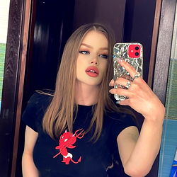 Pragtige OnlyFans Model in Swart T-shirt - Ontdek Haar Skoonheid!