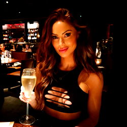 Pragtige vrou in 'n tasse in 'n stylvolle omgewing