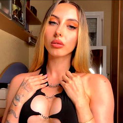 Pragtige Model met 'n Boewormagtige Blote Top