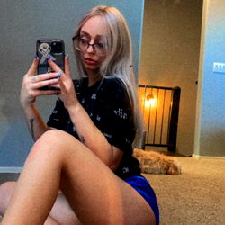 Pragtige vroue model in 'n rooi swetsel